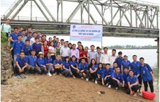 Viện Nông nghiệp và Tài nguyên: Hoạt động thả cá giống xuống sông Lam nhằm tái tạo nguồn lợi thủy sản tự nhiên