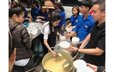 Sinh viên Viện Nông nghiệp và Tài nguyên tham gia nấu 400 suất cháo từ thiện tại Bệnh viện Sản nhi Nghệ An